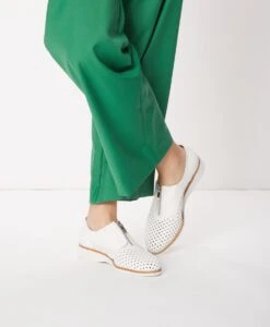 Demi Flat -Bullboxer AU Shop Demi21sVTSO White Perf 05 Ecomm